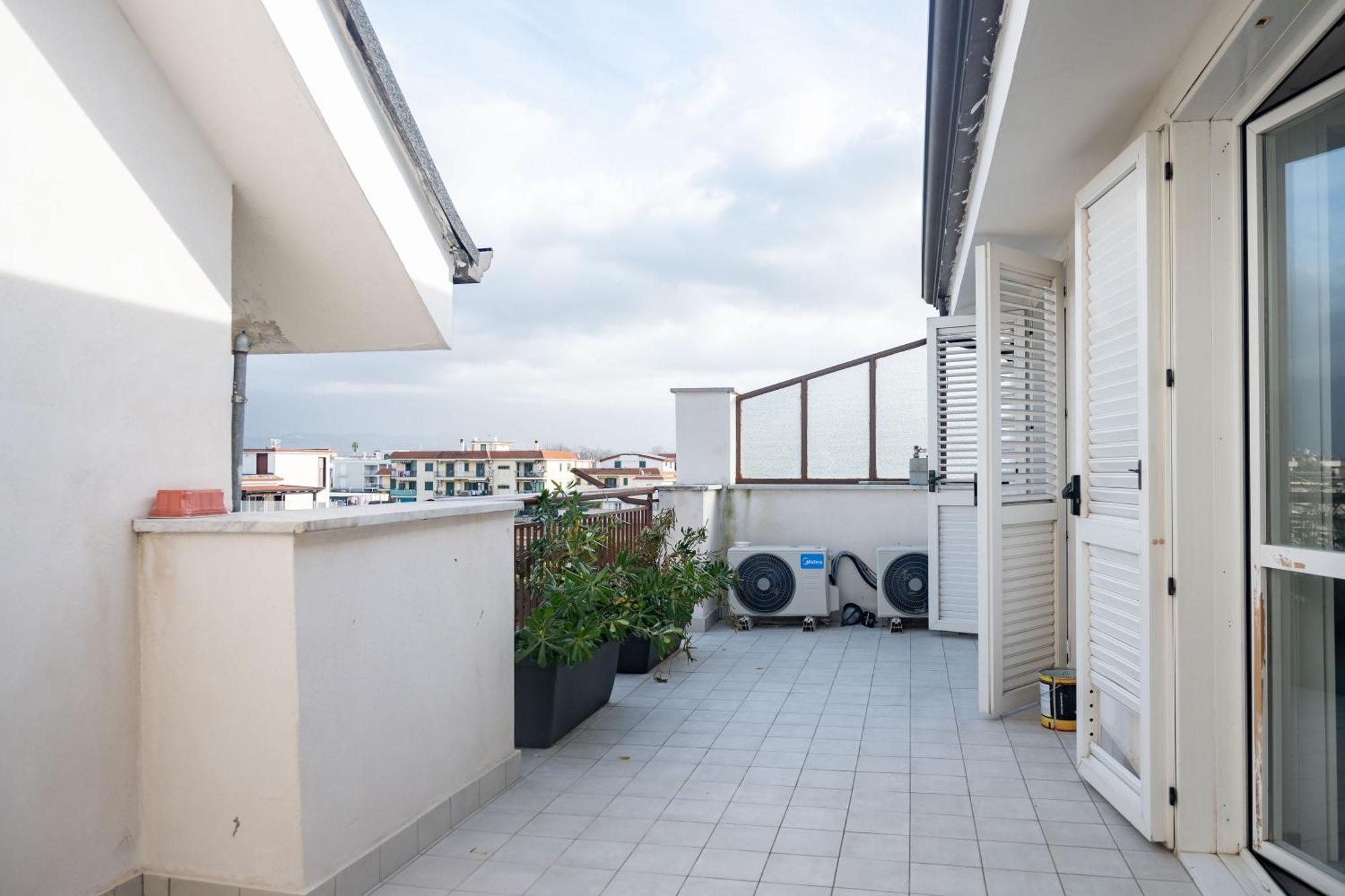 Strategic Apartment With Terrace - Nola Esterno foto