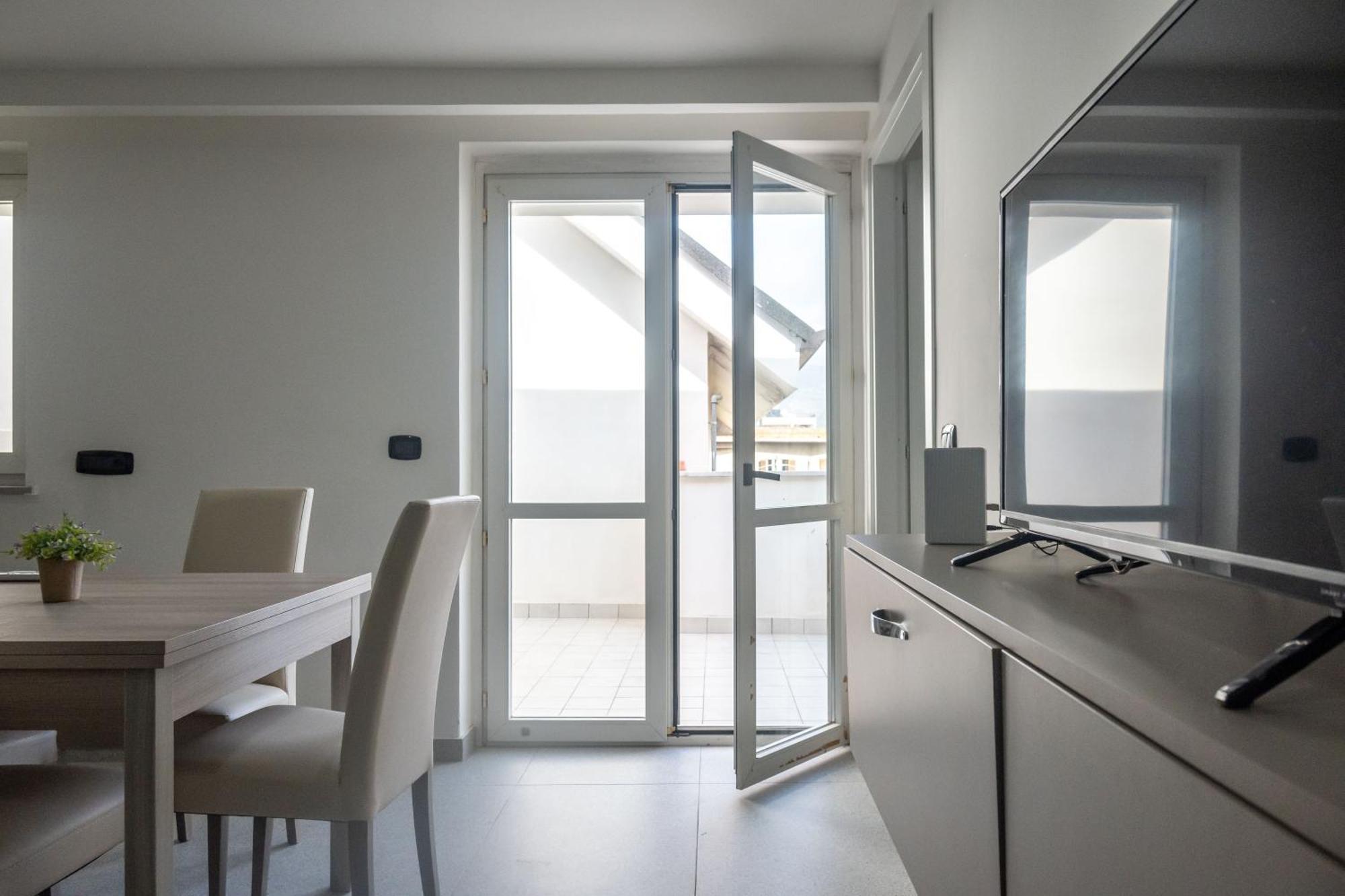 Strategic Apartment With Terrace - Nola Esterno foto